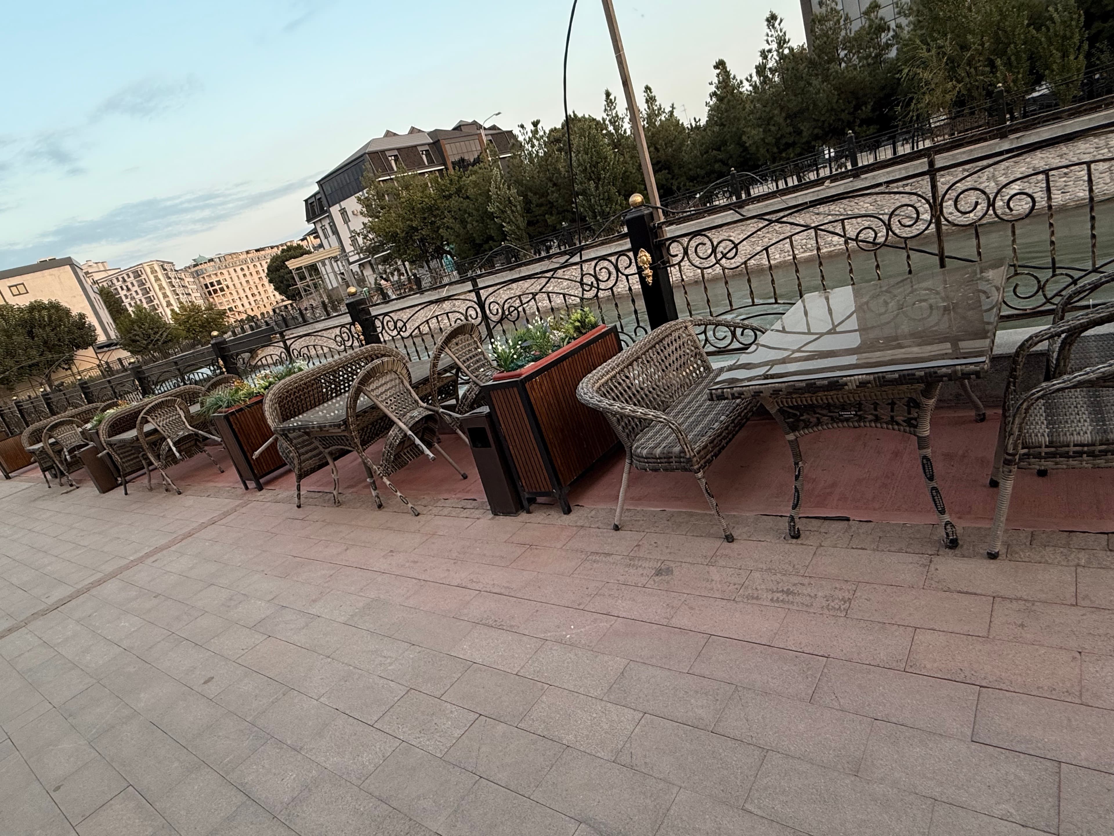 Bog' mebeli to'plami - shisha stoli va 4 ta rotang kресli, narx kelishiladi